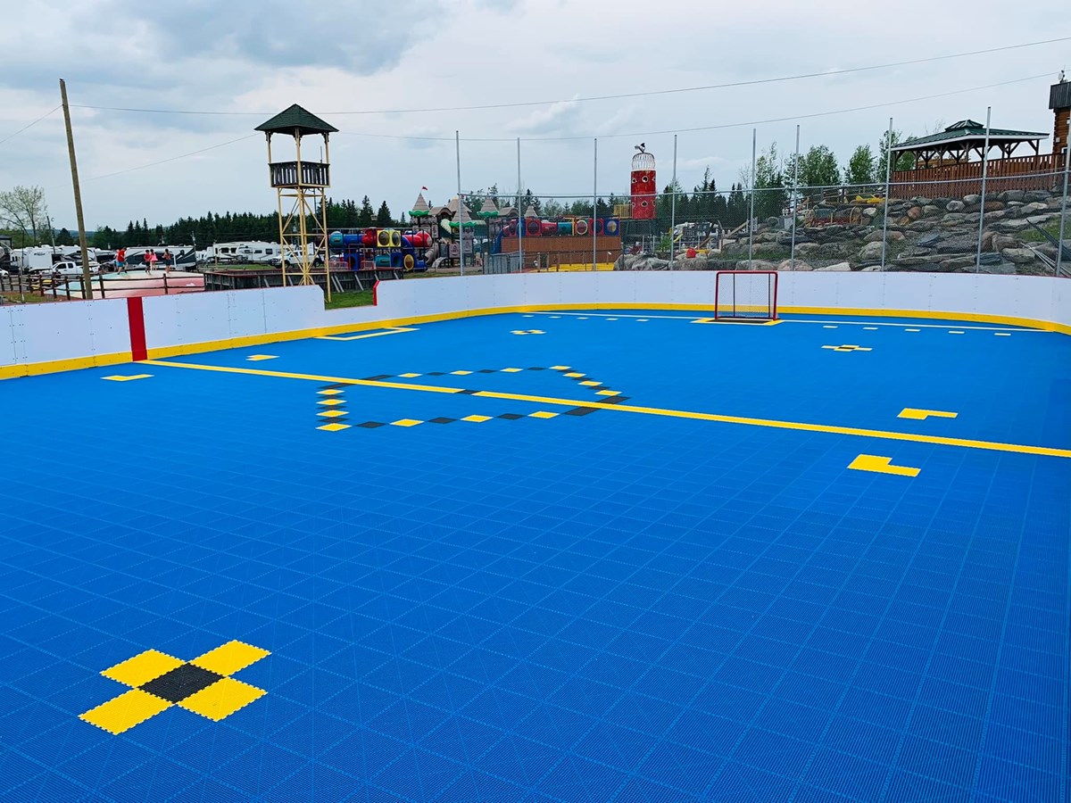 Des hockeyeurs de la LHJMQ viennent supporter le hockey balle