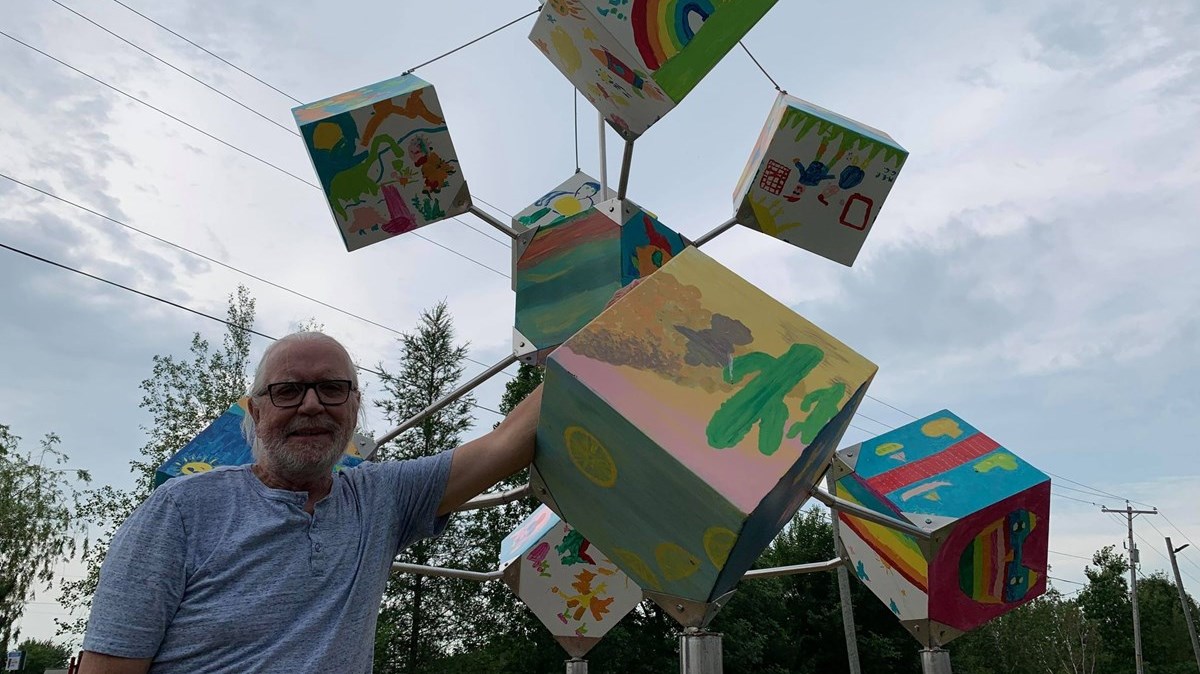 Gilles Pedneault a fait la conception, la planification et la réalisation de l'oeuvre « Cubicules enfantins » avec des enfants de Saint-Côme.