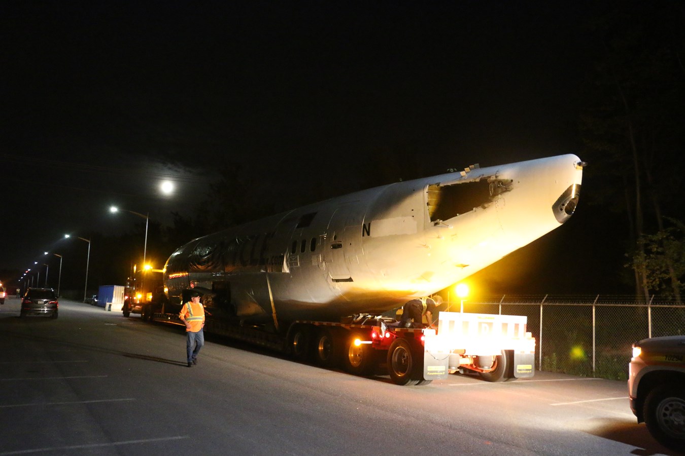 Un Boeing 737 transporté par voie terrestre vendredi soir