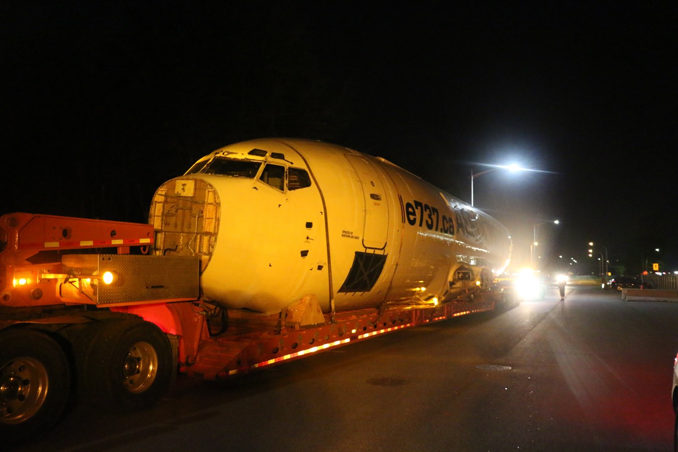 Un Boeing 737 transporté par voie terrestre vendredi soir