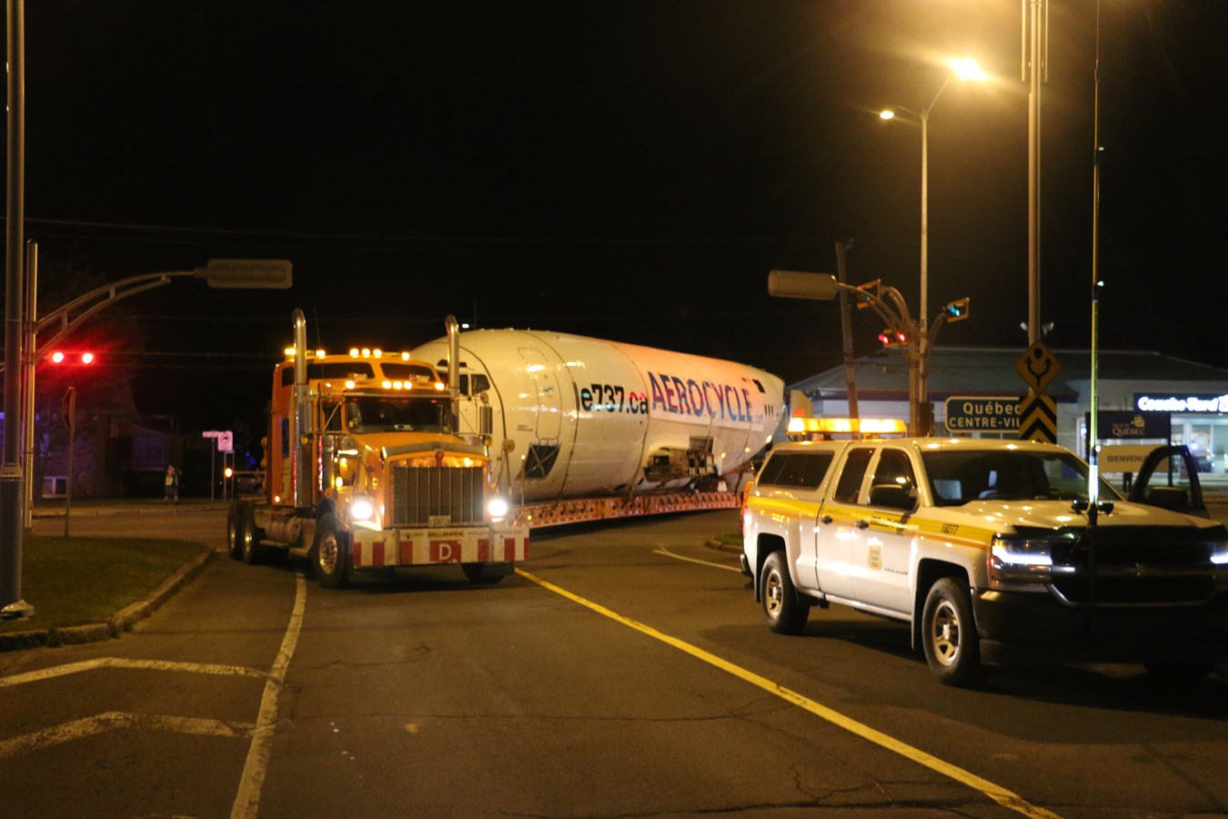 Un Boeing 737 transporté par voie terrestre vendredi soir
