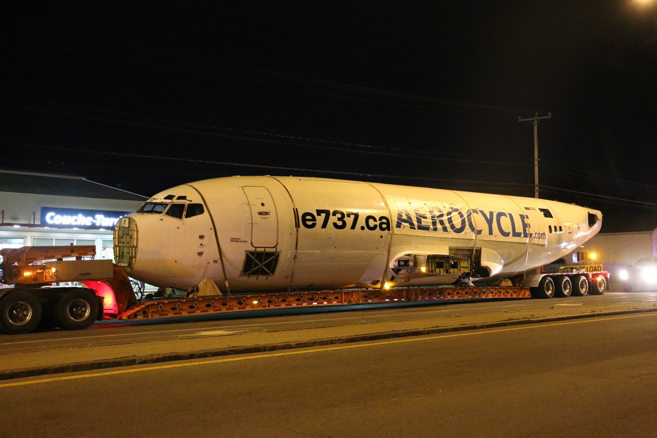 Un Boeing 737 transporté par voie terrestre vendredi soir
