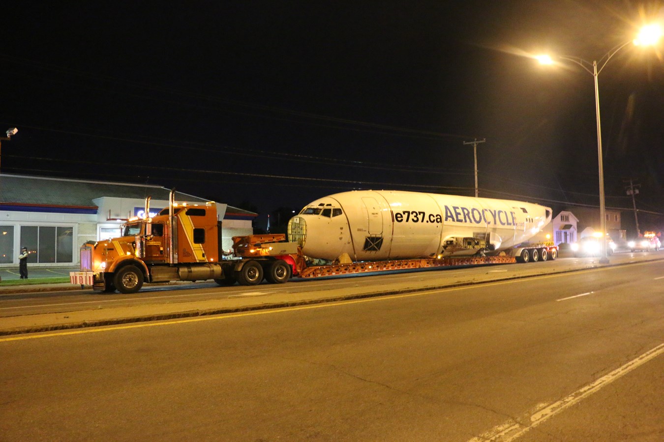 Un Boeing 737 transporté par voie terrestre vendredi soir