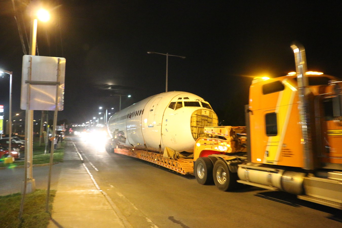 Un Boeing 737 transporté par voie terrestre vendredi soir