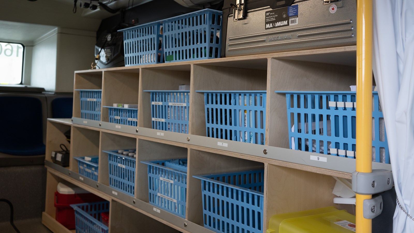 Stock de matériel à l'arrière du bus