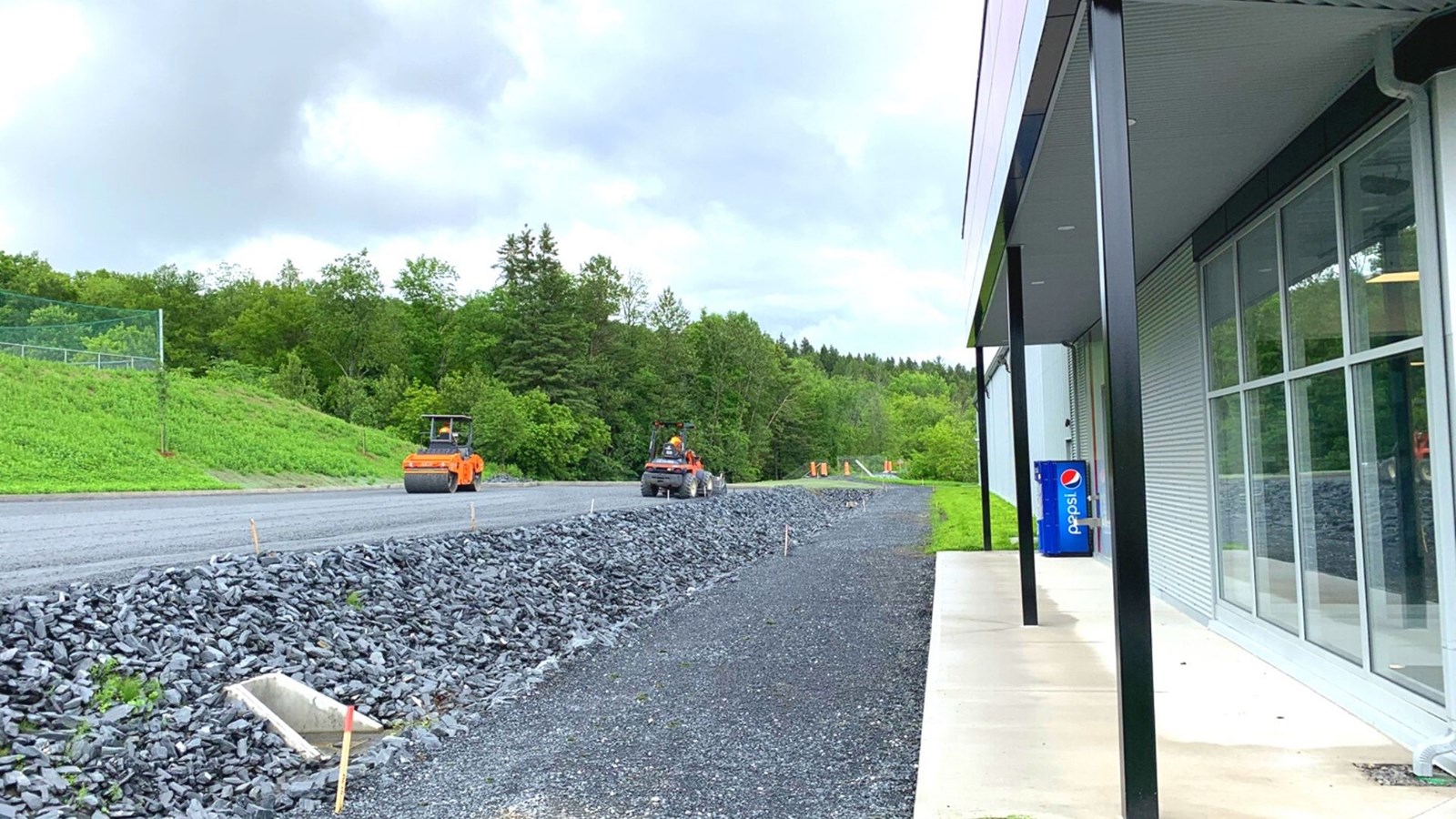 L'asphaltage de la piste cyclable qui passe tout à côté.