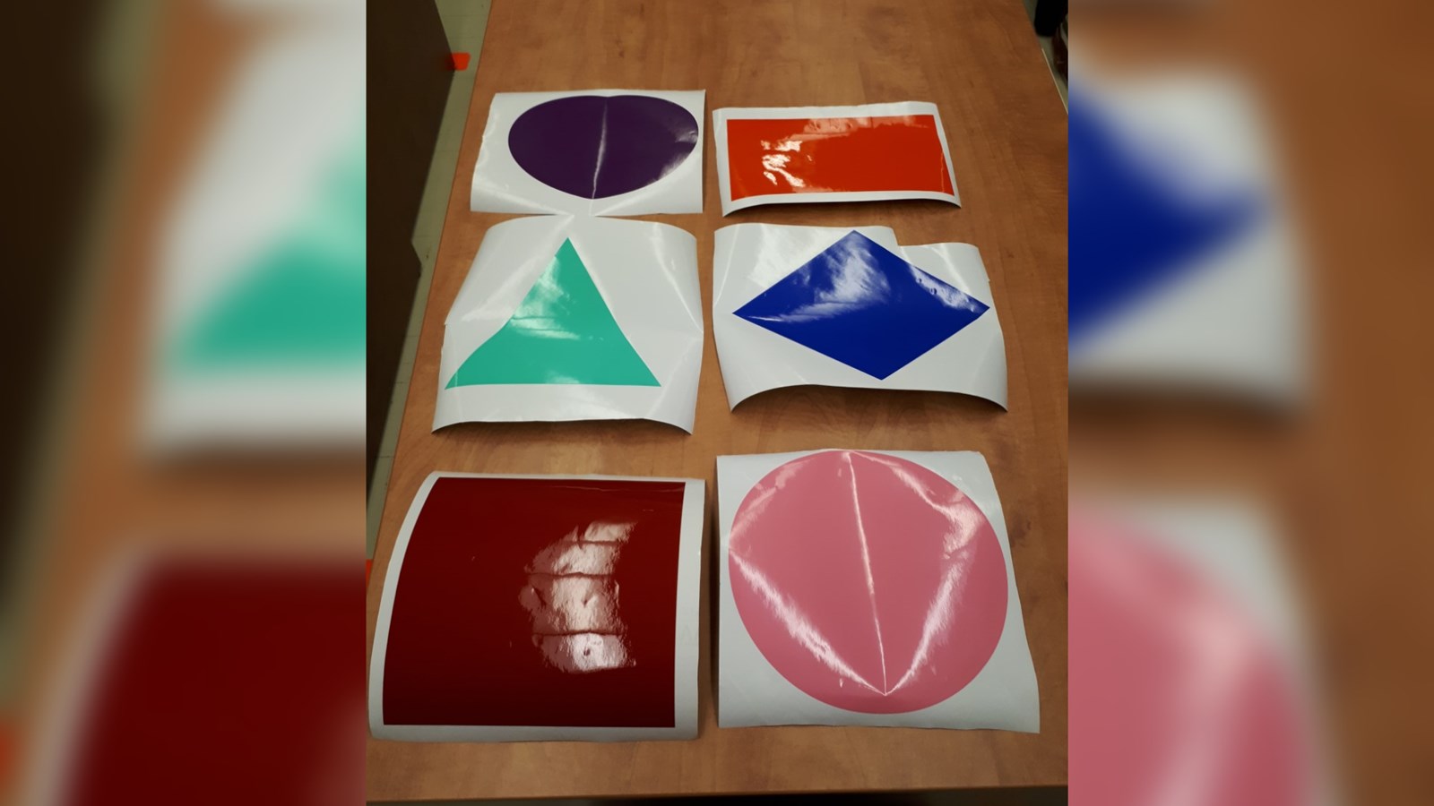Des autocollants pour le sol avec des formes et des couleurs différentes pour l’identification des places des élèves en classe et pour l’apprentissage des couleurs et des formes