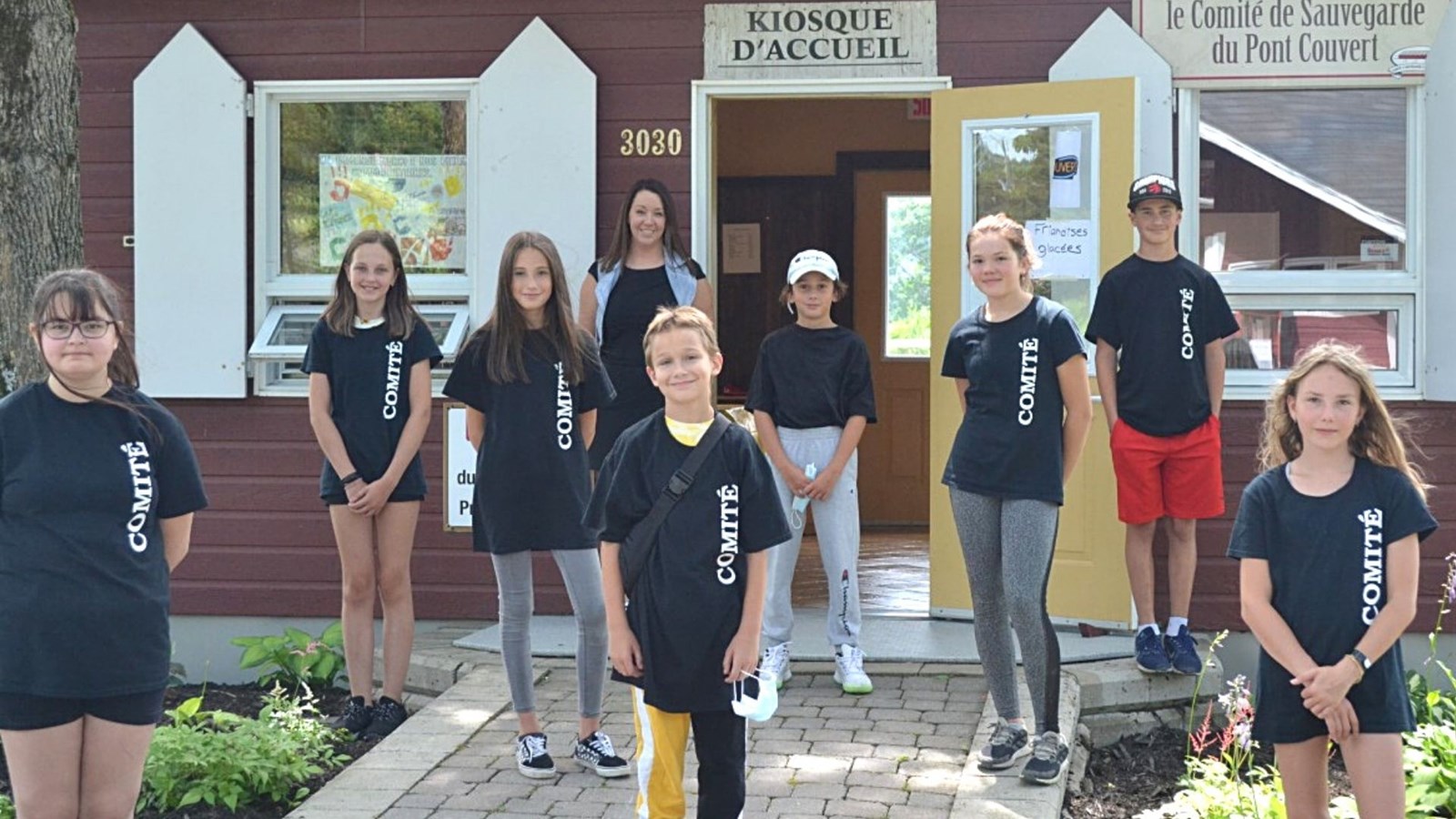 Les jeunes avec Ann-Marie Thibodeau.