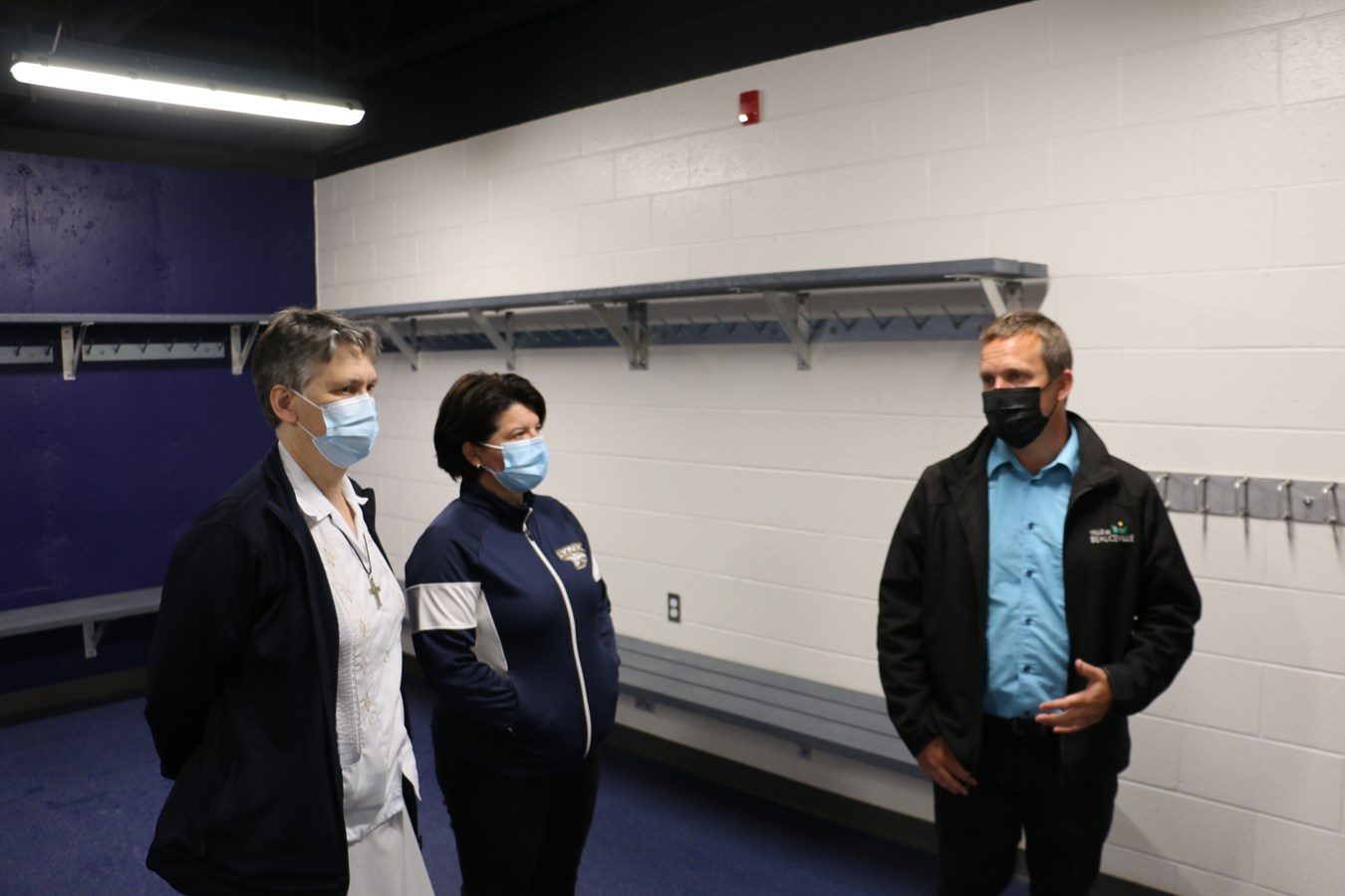 François Langevin en compagnie de Nathalie Fortier et de Sre Josée Therrien dans un chambre d'habillage.