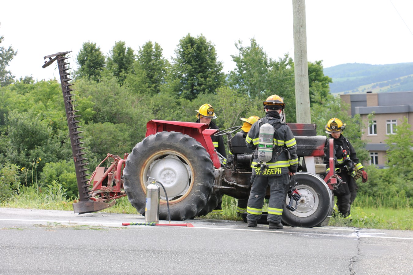 Feu de tracteur de ferme sur la 173