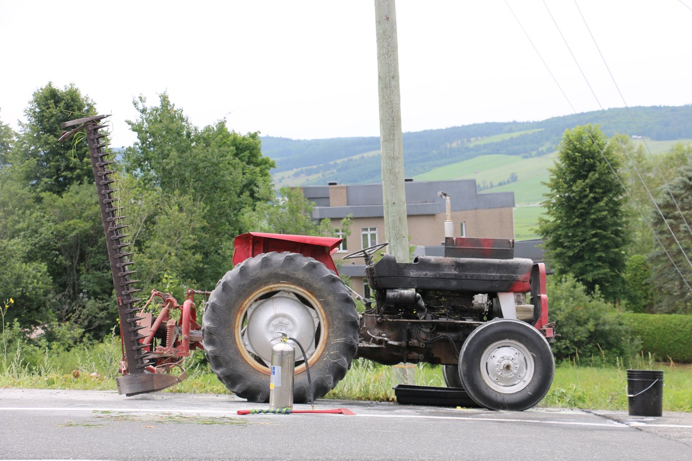 Feu de tracteur de ferme sur la 173