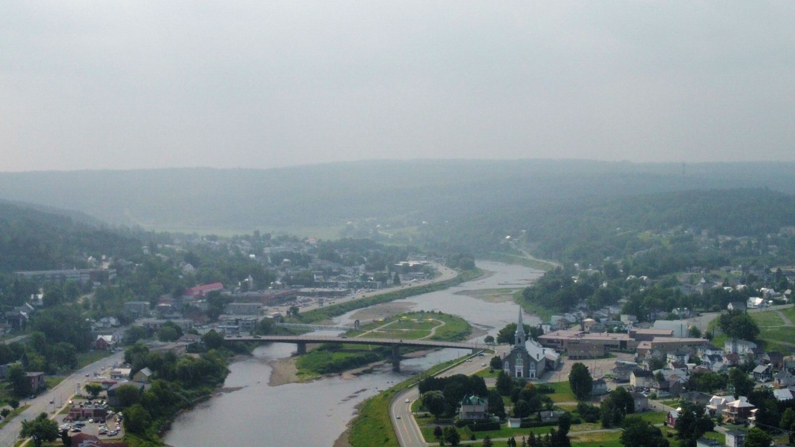 Avertissement de smog et fumée de feux de forêt dans la région