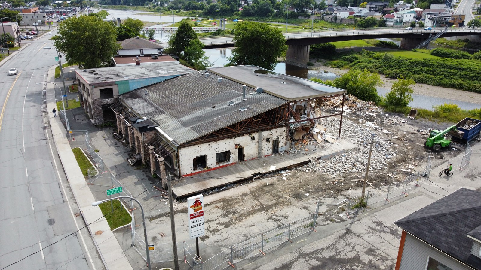 La démolition du restaurant Pizza Wow commençait aujourd'hui à Beauceville