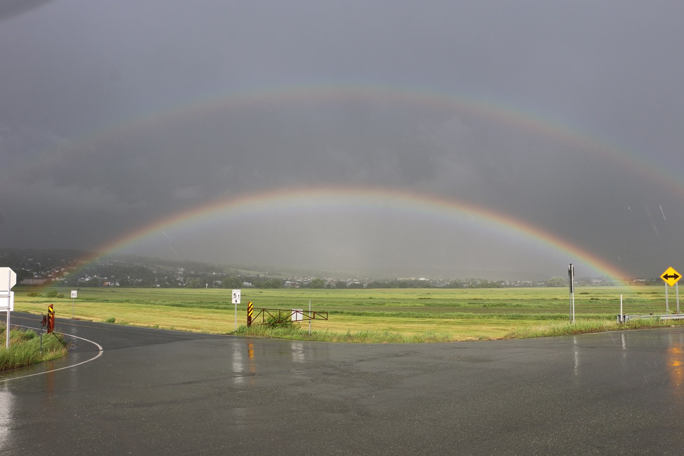 Un double arc-en-ciel au-dessus de Saint-Joseph suite a un orage un samedi soir