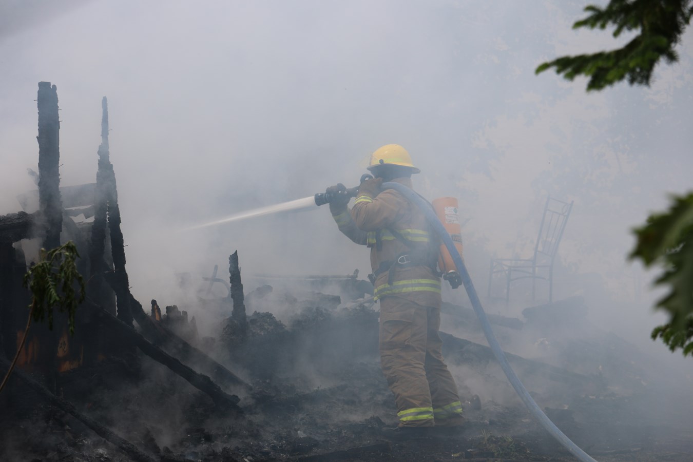 Pompier en action sur une intervention pour un feu de chalet à Disraeli