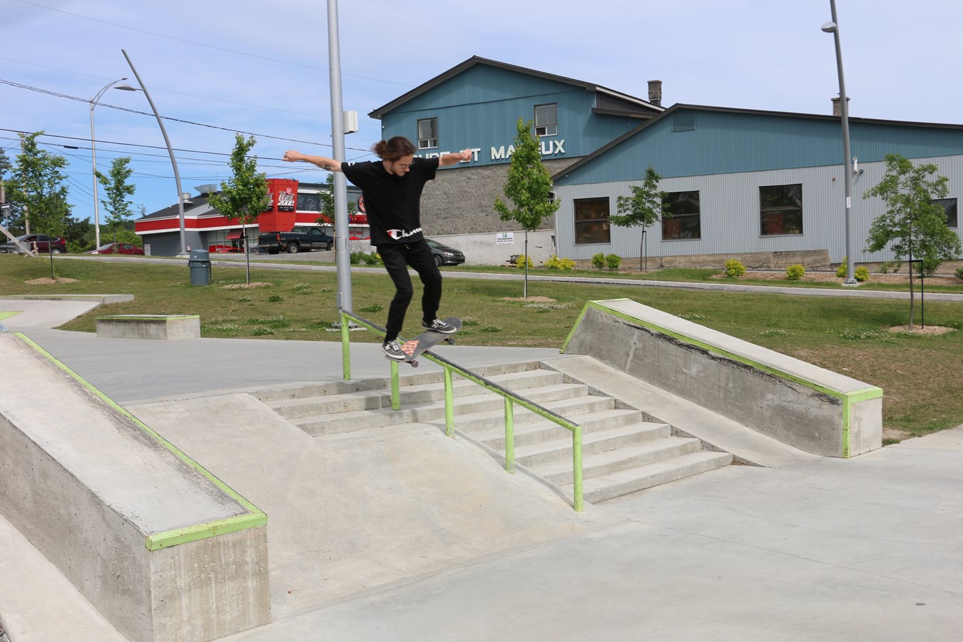 Jeune skater qui pratiquait son sport au skate parc à Saint-Georges.