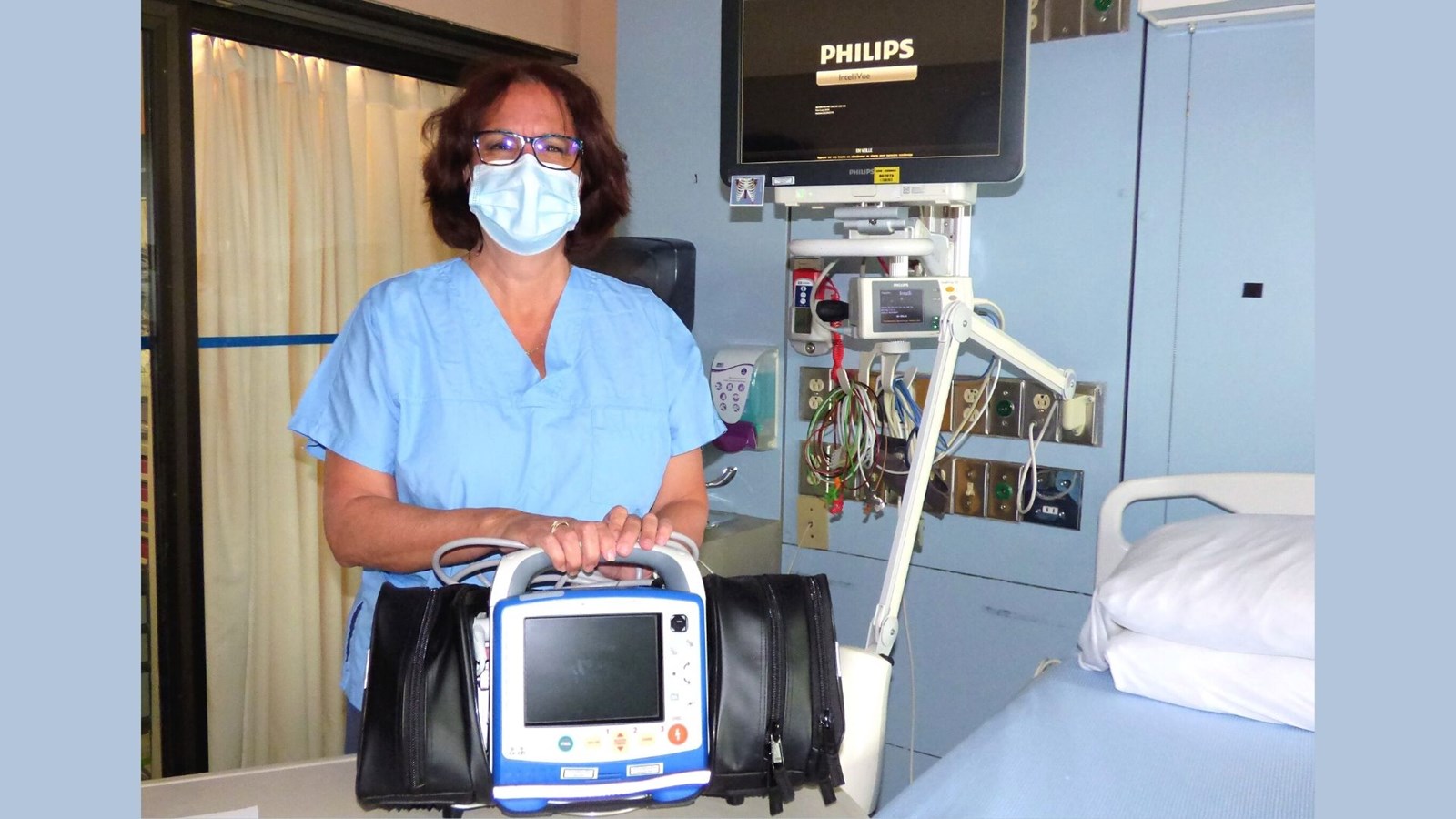 L’assistante infirmière en chef aux soins intensifs, Johanne Quirion, pose avec le nouvel appareil.