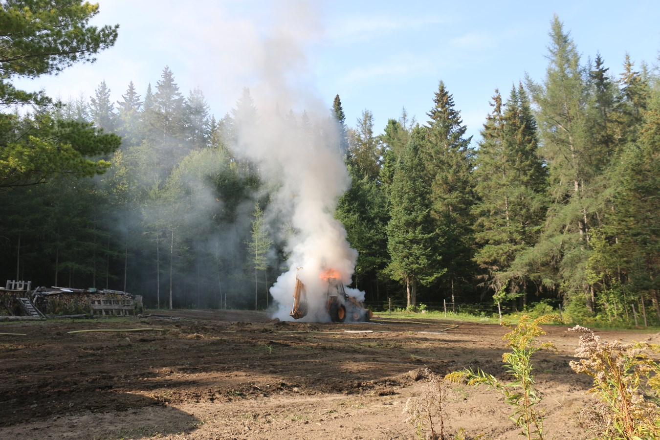 Une pelle mécanique prend feu à Beauceville