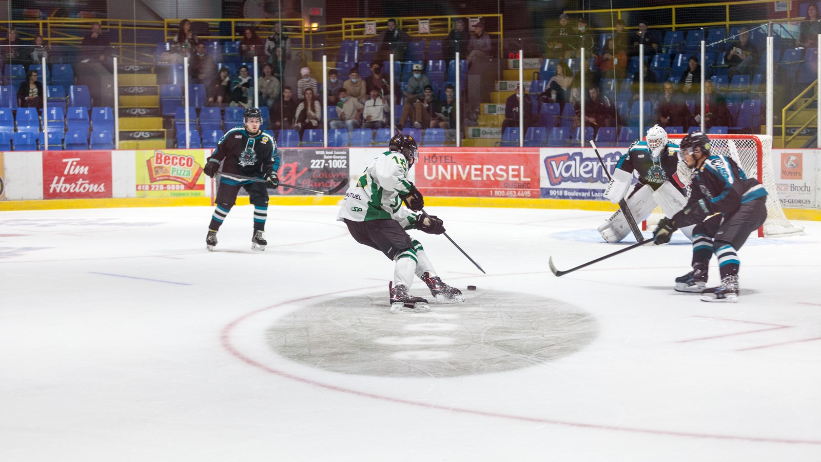 Une belle victoire pour le match inaugural des Condors hockey