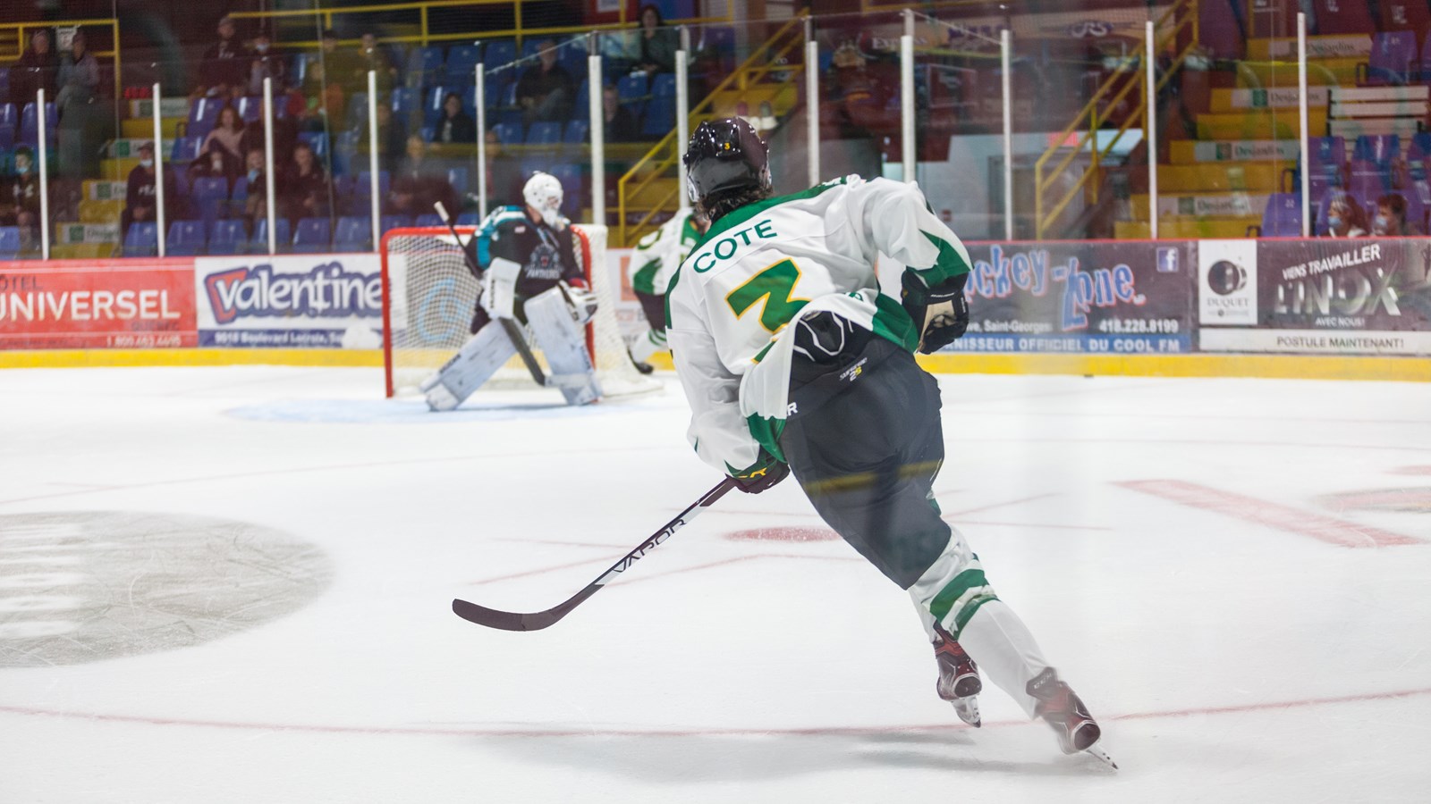 Une belle victoire pour le match inaugural des Condors hockey