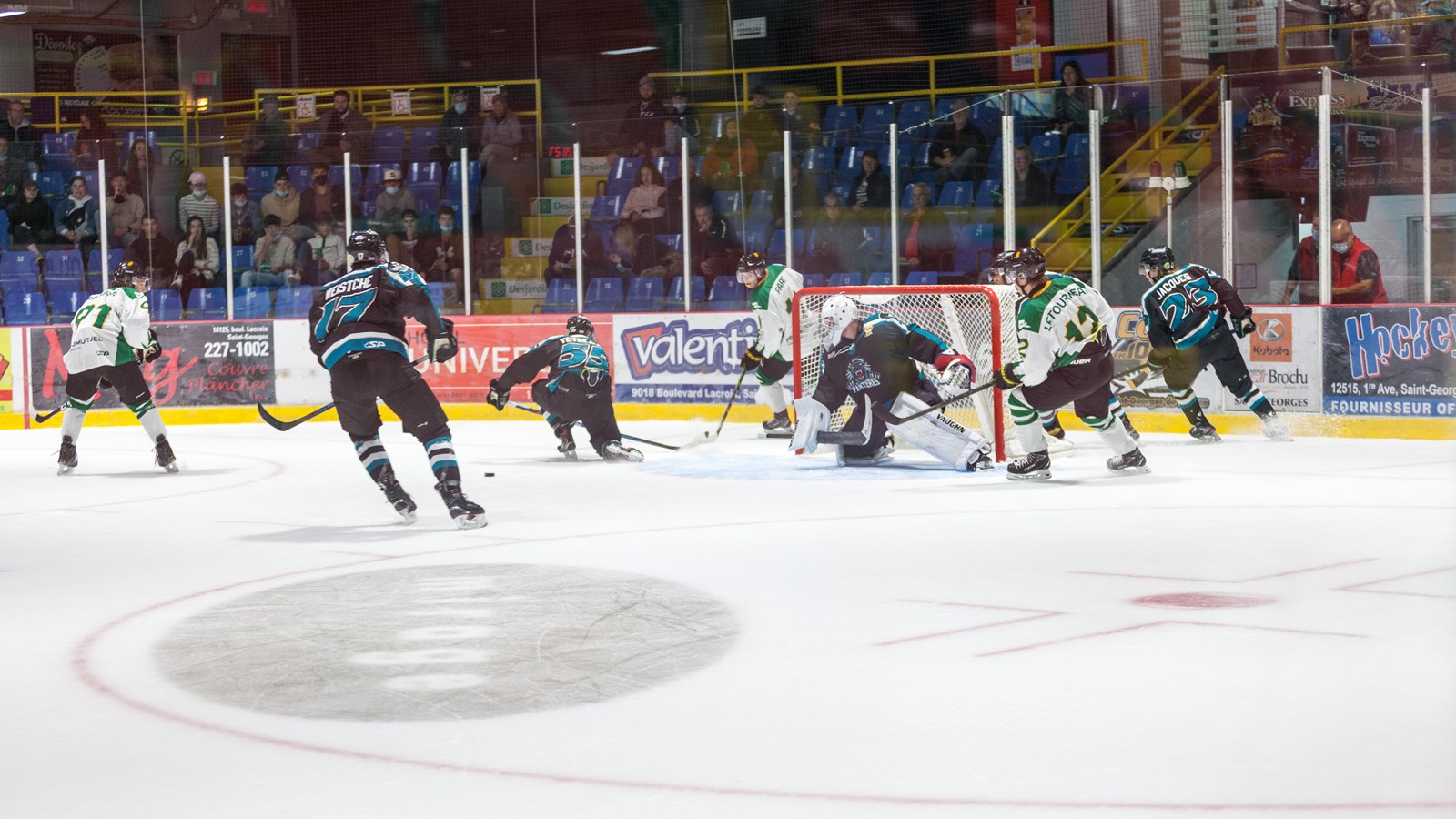 Une belle victoire pour le match inaugural des Condors hockey