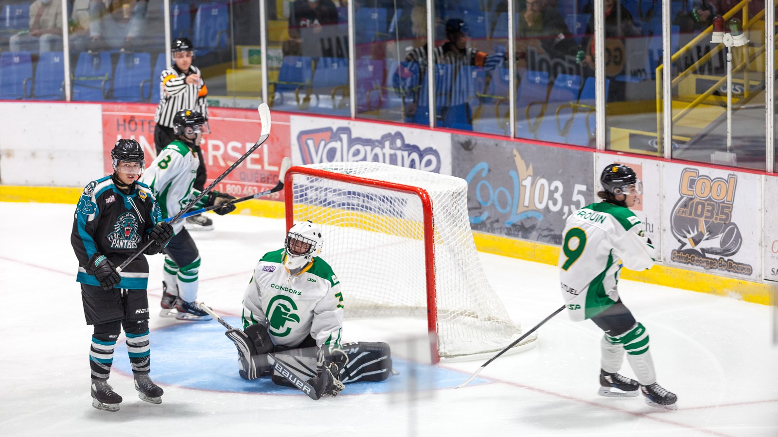 Une belle victoire pour le match inaugural des Condors hockey