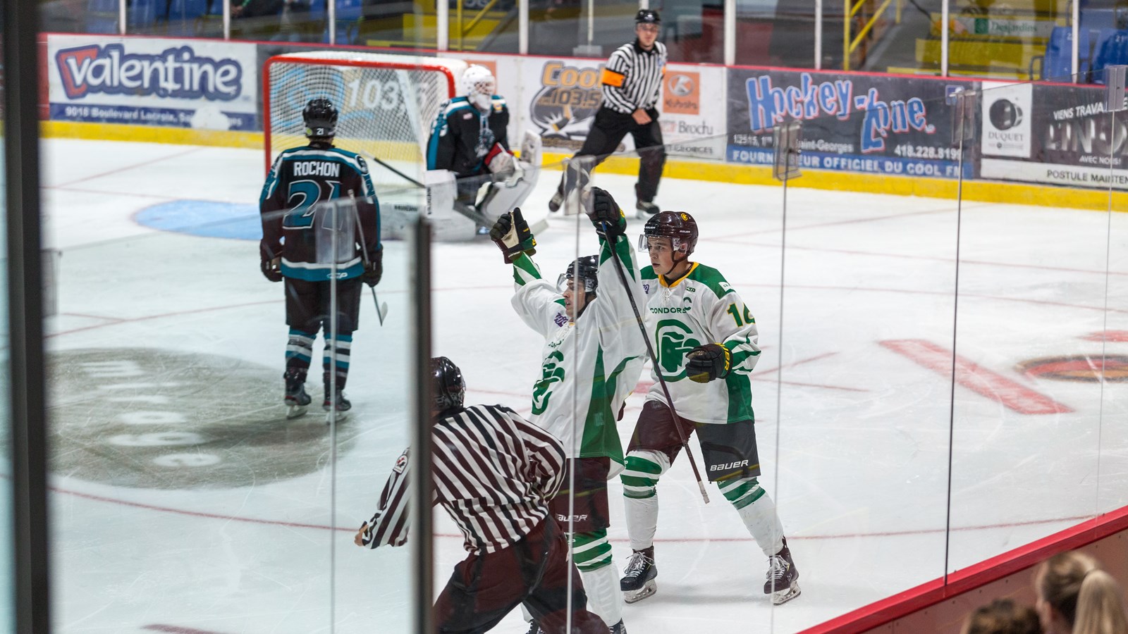 Une belle victoire pour le match inaugural des Condors hockey