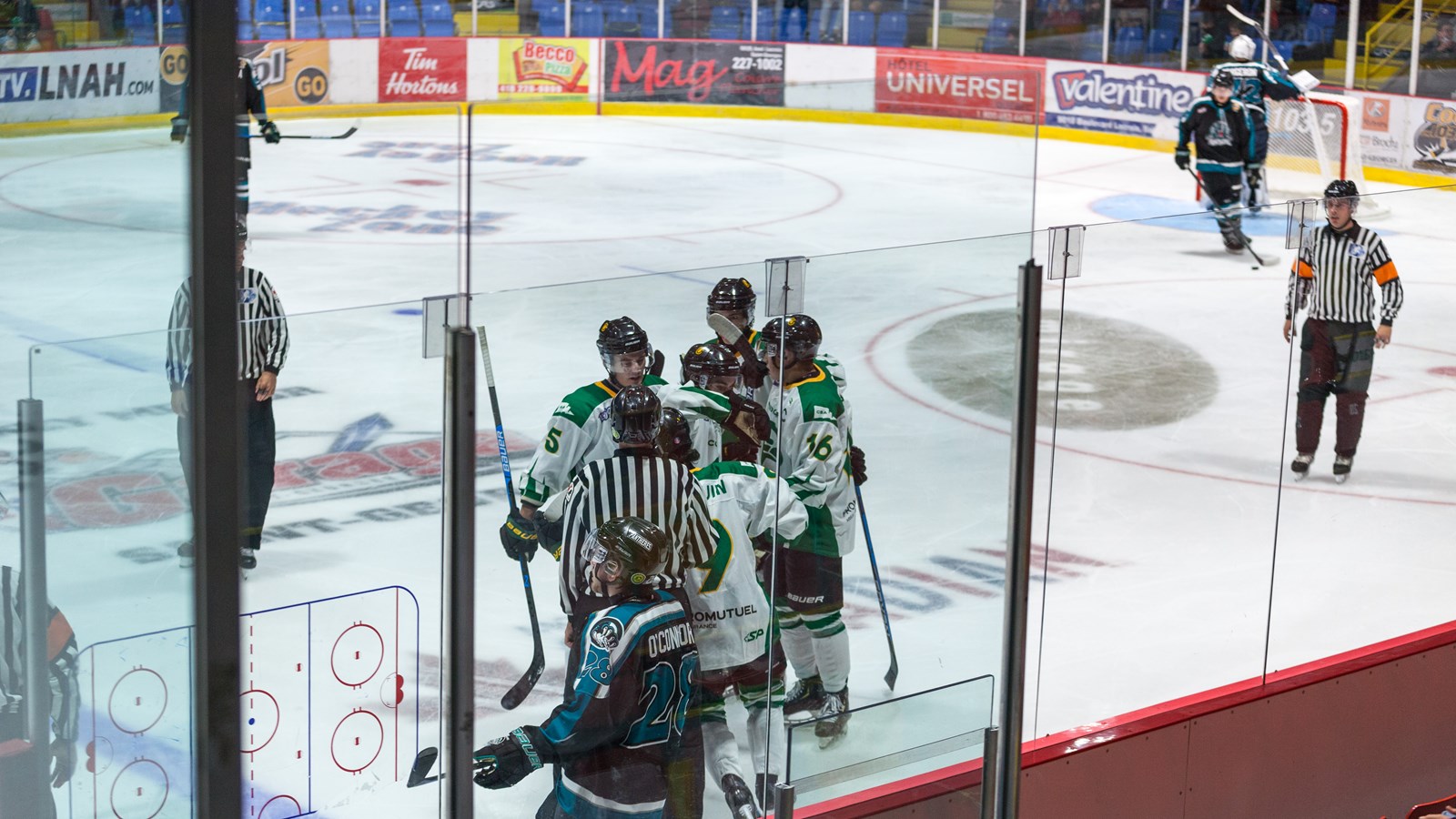 Une belle victoire pour le match inaugural des Condors hockey