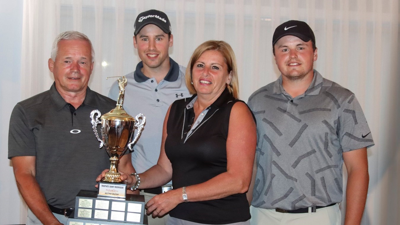 L’équipe gagnante du trophée Dany Rodrigue : Yvon Chabot, Raphael Chabot, Odette Therrien et Maxime Chabot.