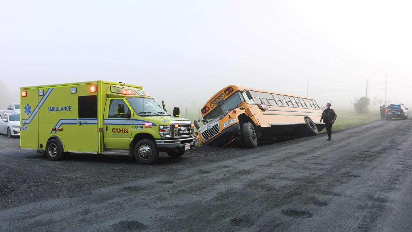Un autobus scolaire dans un fossé à Saint-Simon-les-Mines