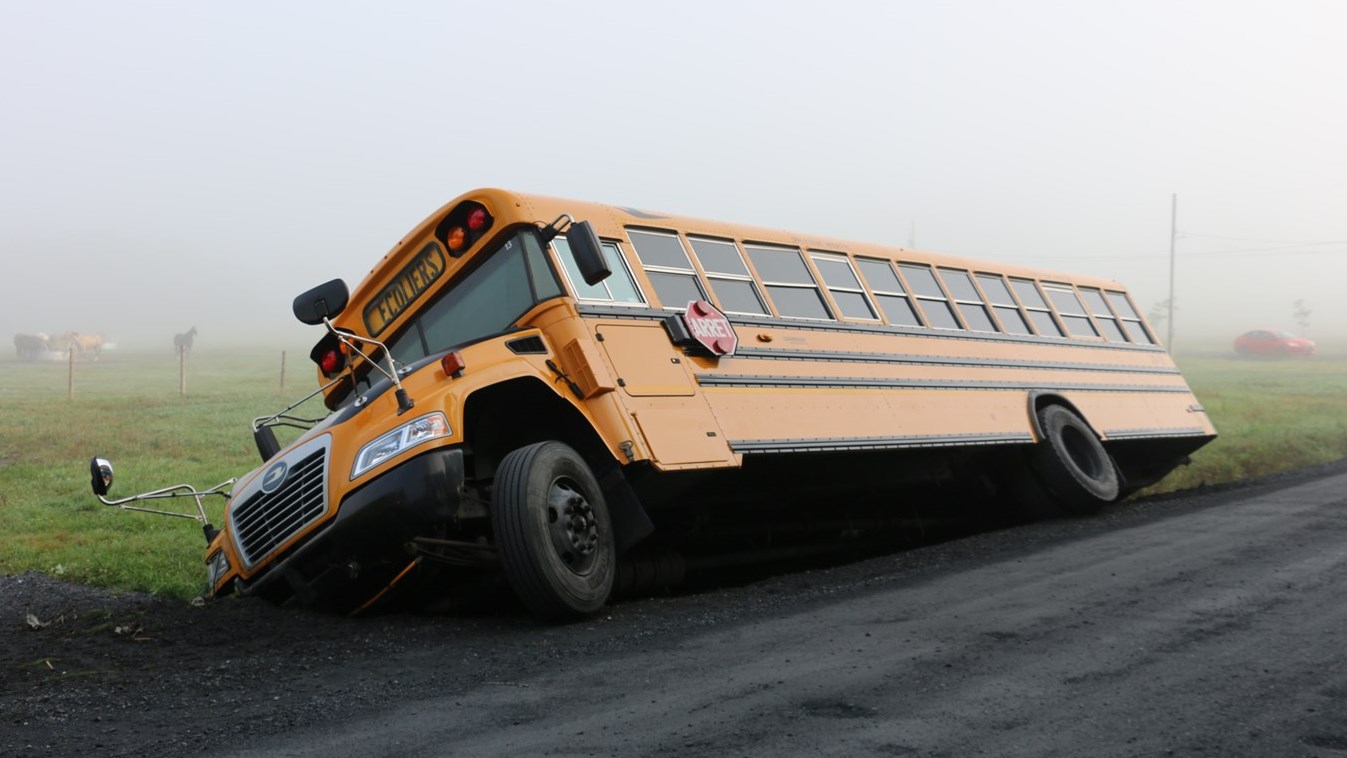 Un autobus scolaire dans un fossé à Saint-Simon-les-Mines