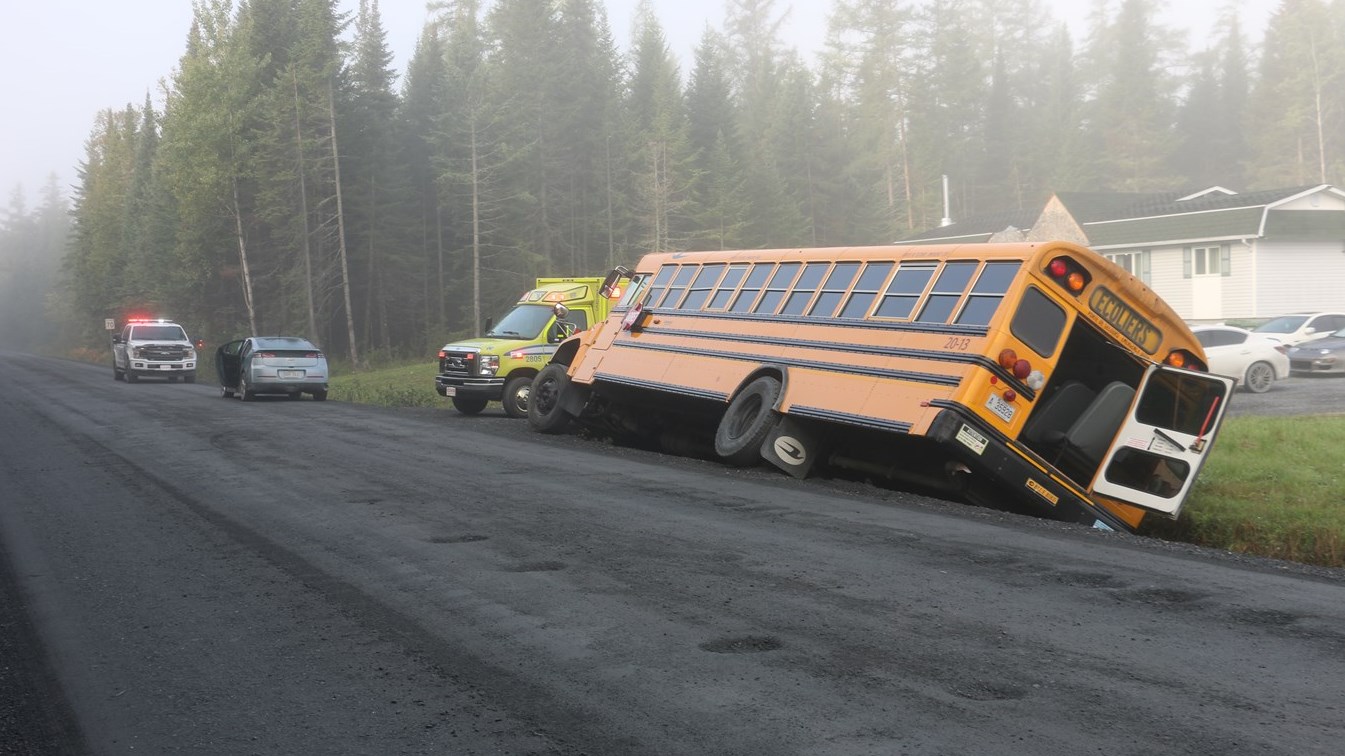 Un autobus scolaire dans un fossé à Saint-Simon-les-Mines