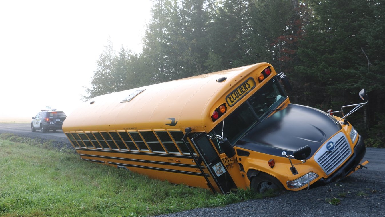 Un autobus scolaire dans un fossé à Saint-Simon-les-Mines