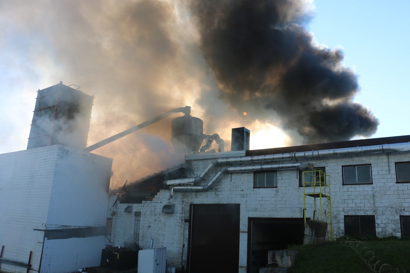 Huit personnes blessées dans l'incendie chez Séchoirs de Beauce