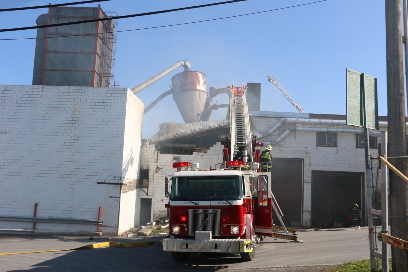 Incendie aux Séchoirs de Beauce: l'eau pompée à même la rivière Chaudière