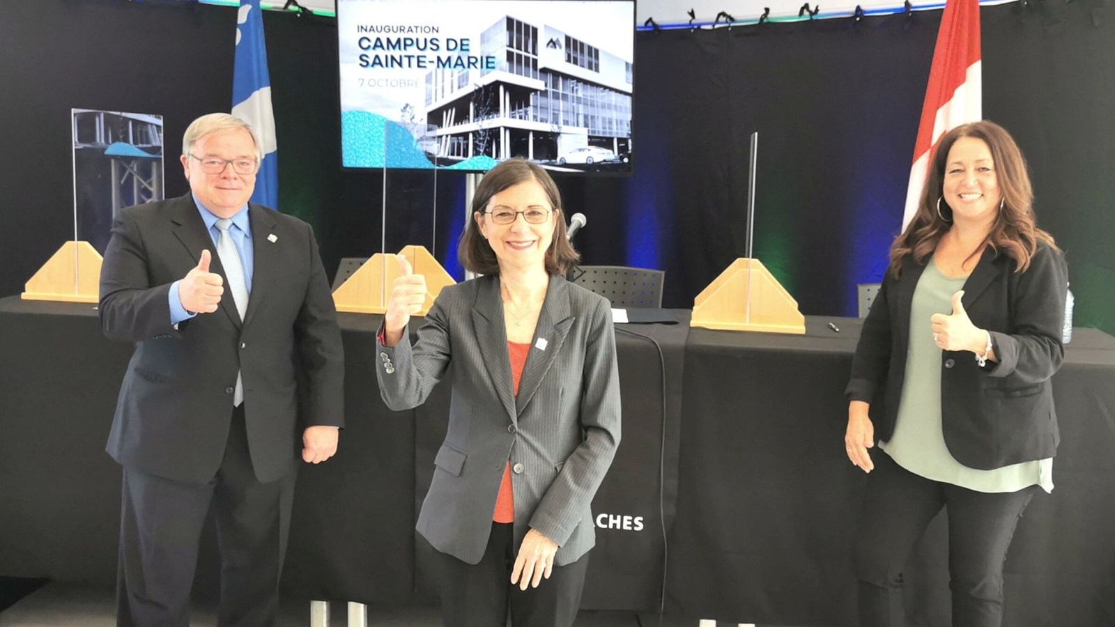 Le député Luc Provençal, la ministre Danielle McCann, et la directrice générale de l'établissement, Caroline Bouchard.