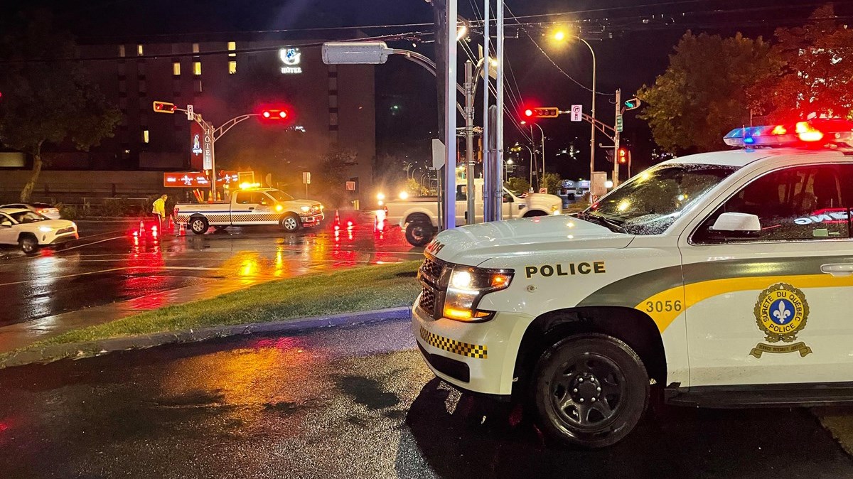 Un trou profond dans la 118e Rue à Saint-Georges