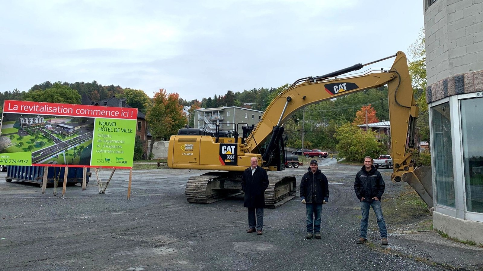 Le maire de Beauceville, François Veilleux, ainsi qu'Hugo et Jonathan Roy de l'entreprise Les excavations de la Chaudière de Beauceville qui vont procédé à la démolition de l'édifice.