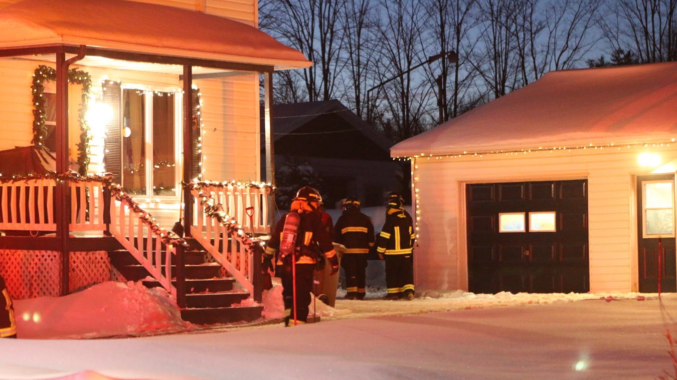 Un feu de cheminée dans une résidence de Tring-Jonction