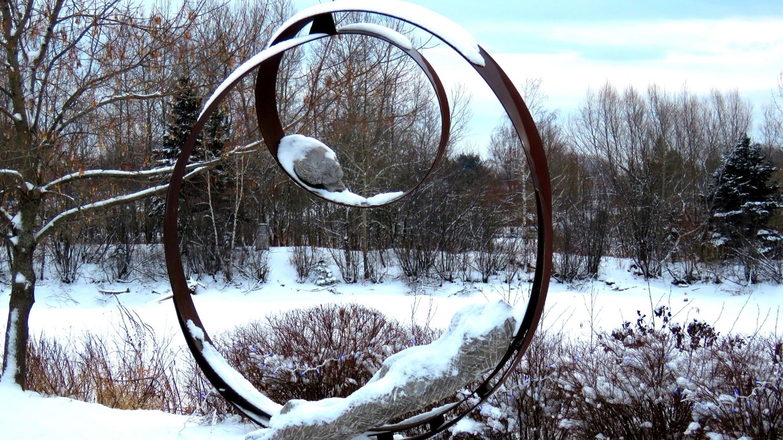 Sculpture sur l'Île Pozer à Saint-Georges.
