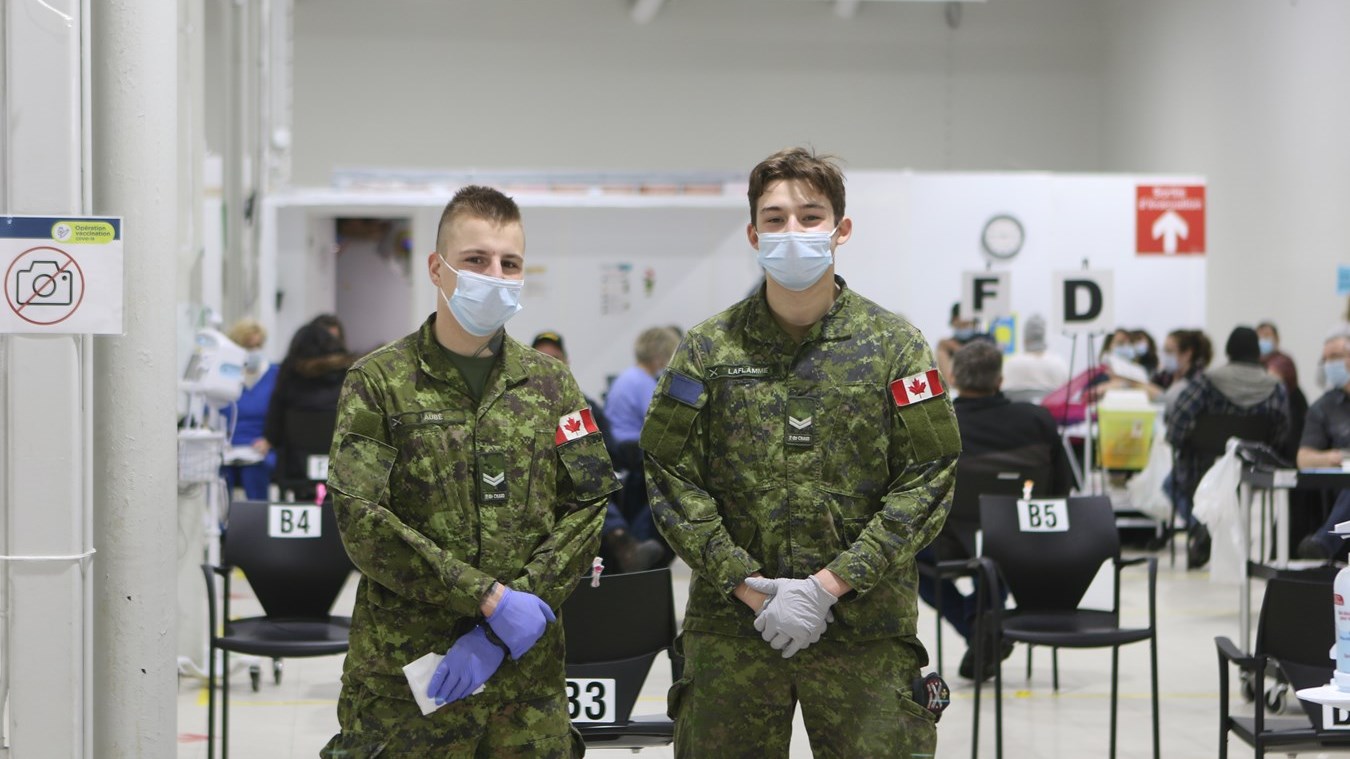 Une aide précieuse de la part des militaires au centre de vaccination de Saint-Georges