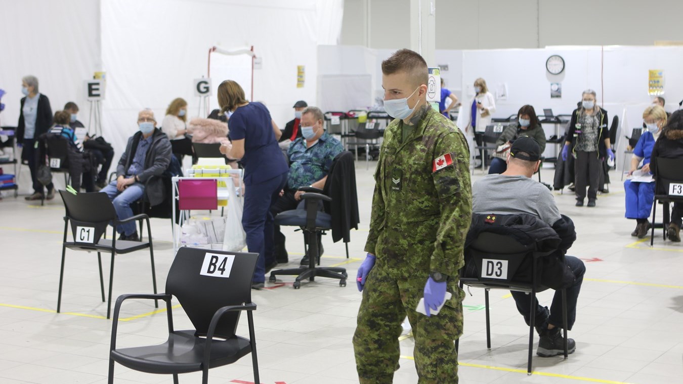 Une aide précieuse de la part des militaires au centre de vaccination de Saint-Georges