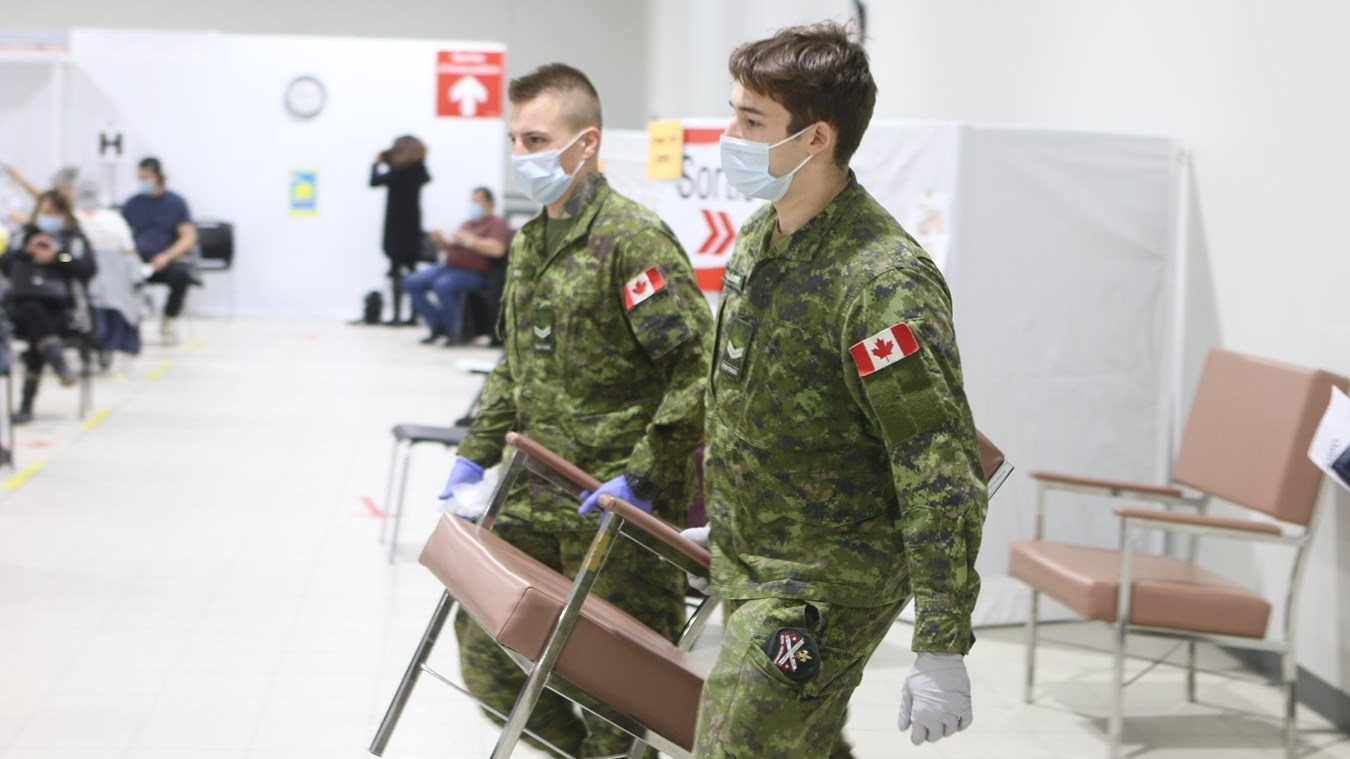 Une aide précieuse de la part des militaires au centre de vaccination de Saint-Georges