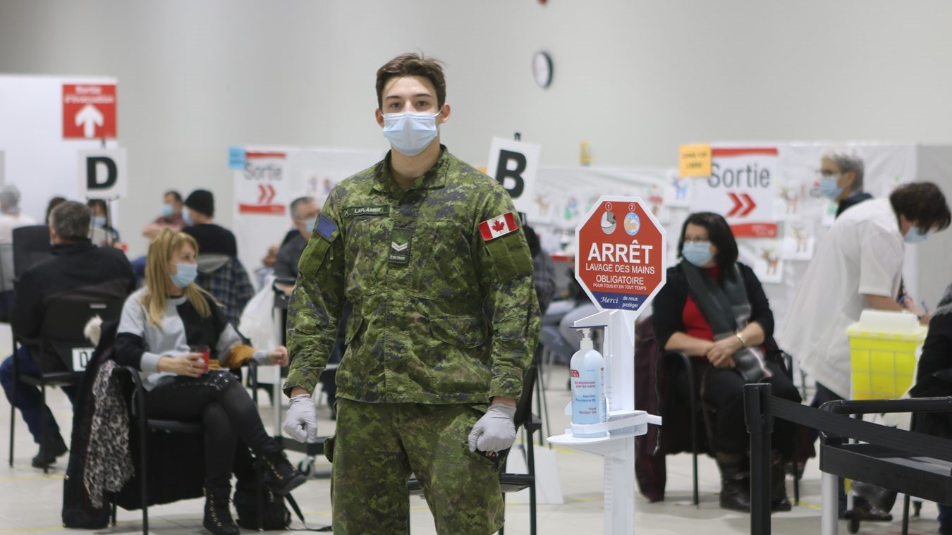 Une aide précieuse de la part des militaires au centre de vaccination de Saint-Georges