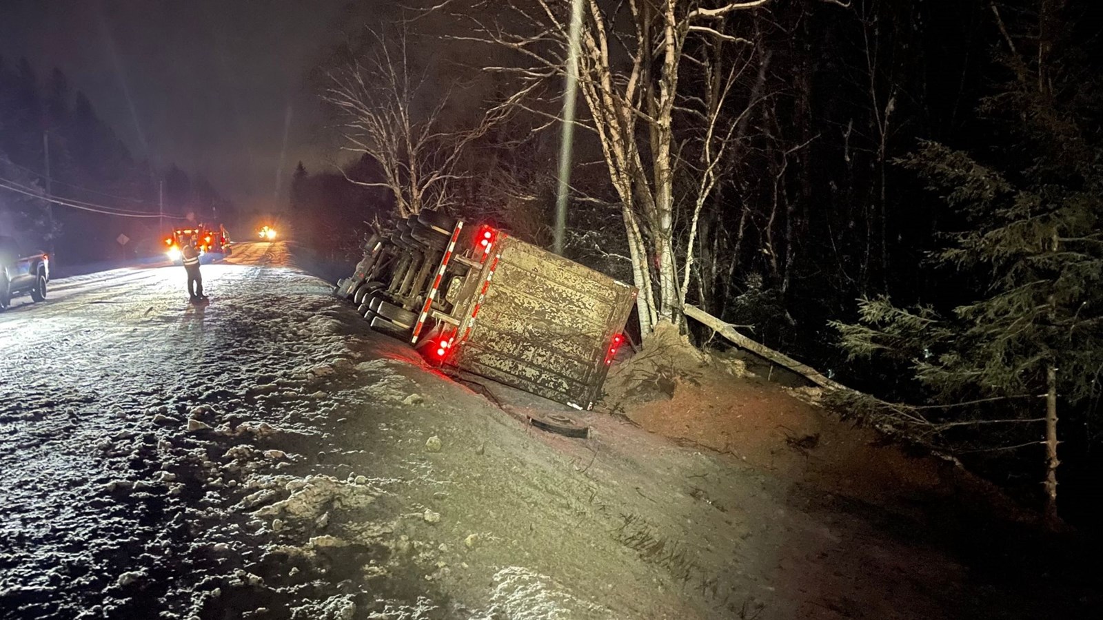 Camion remorque renversé sur la route 204