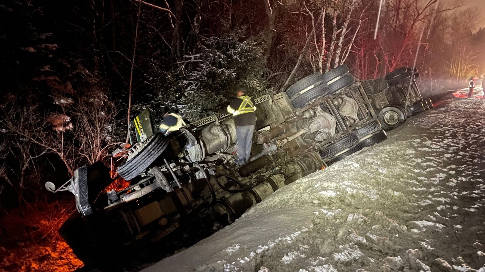 Camion remorque renversé sur la route 204