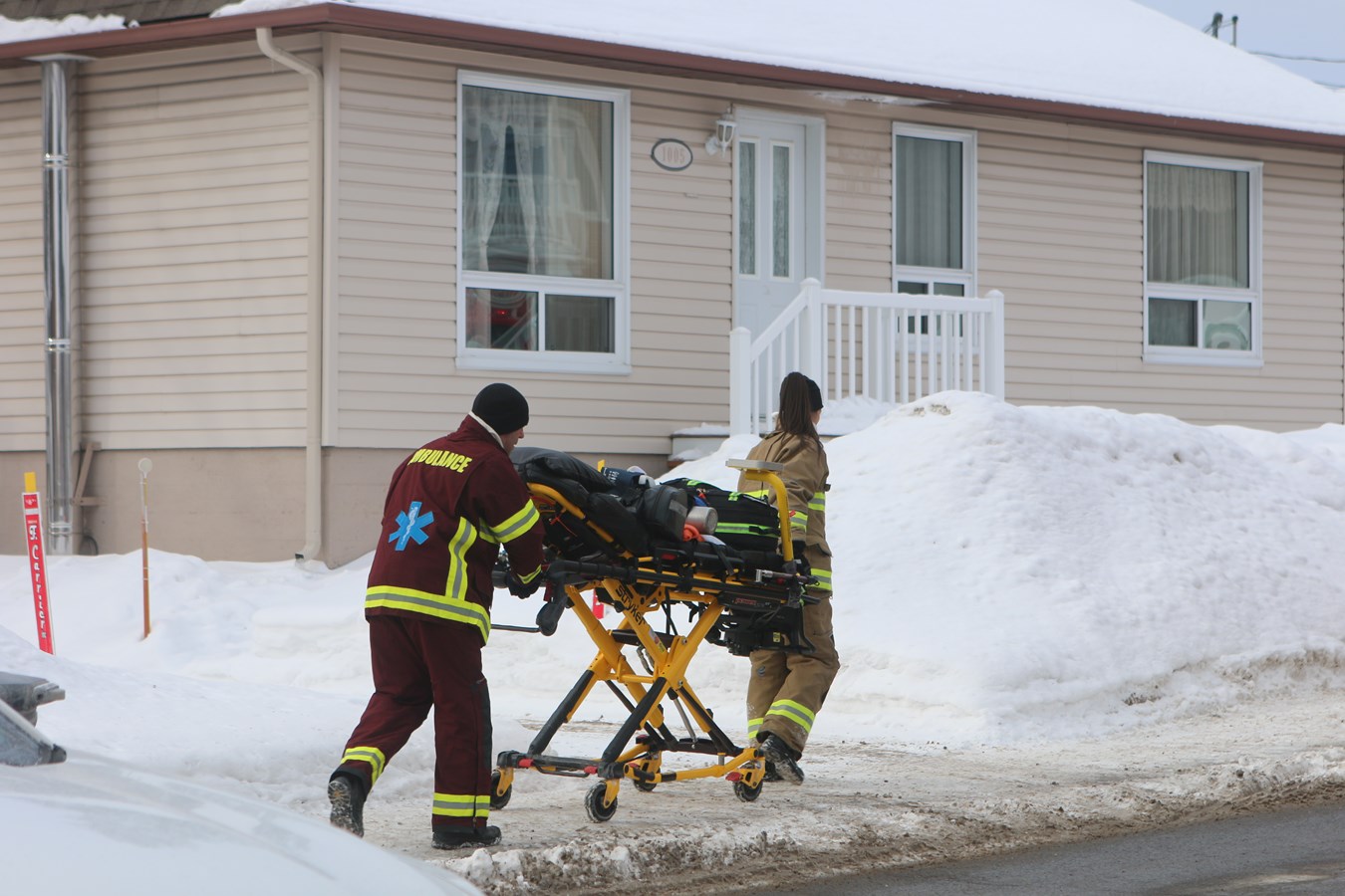Deux ambulanciers en direction d'une intervention incendie