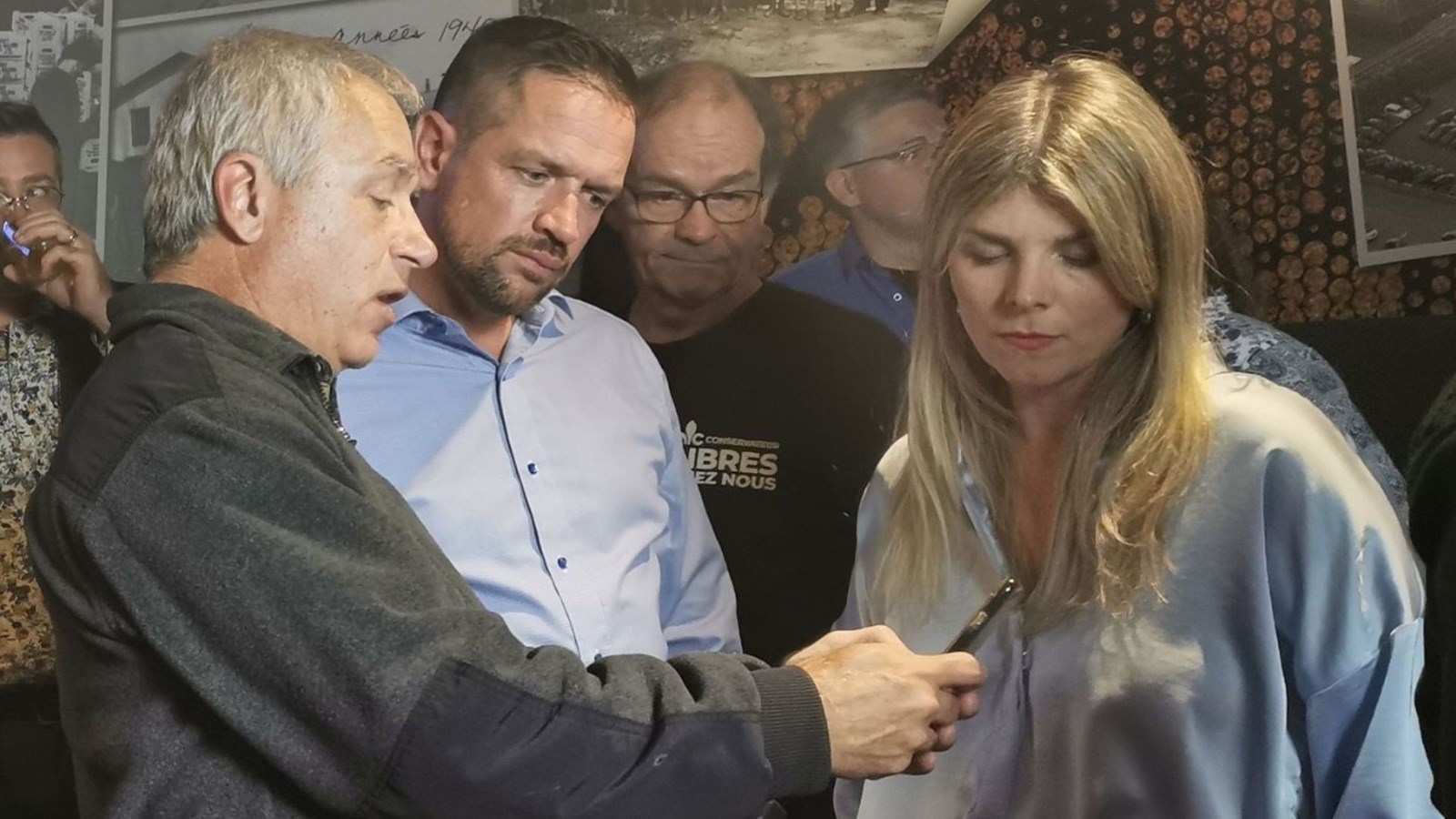 Au centre, Olivier Dumais lundi soir, en train de regarder le décompte des votes.