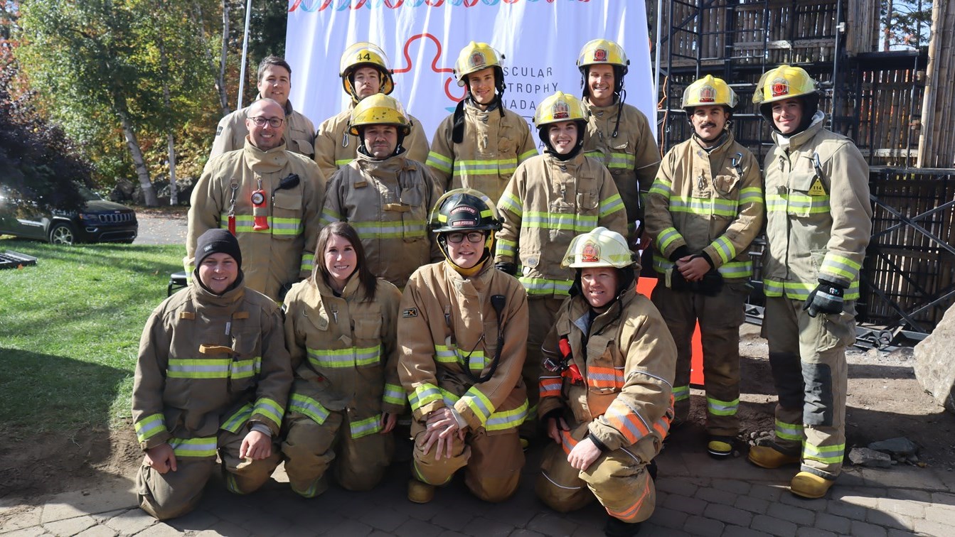 Les pompiers de Saint-Martin et de Thetford Mines avec notre Jessy Pouliot (au centre).