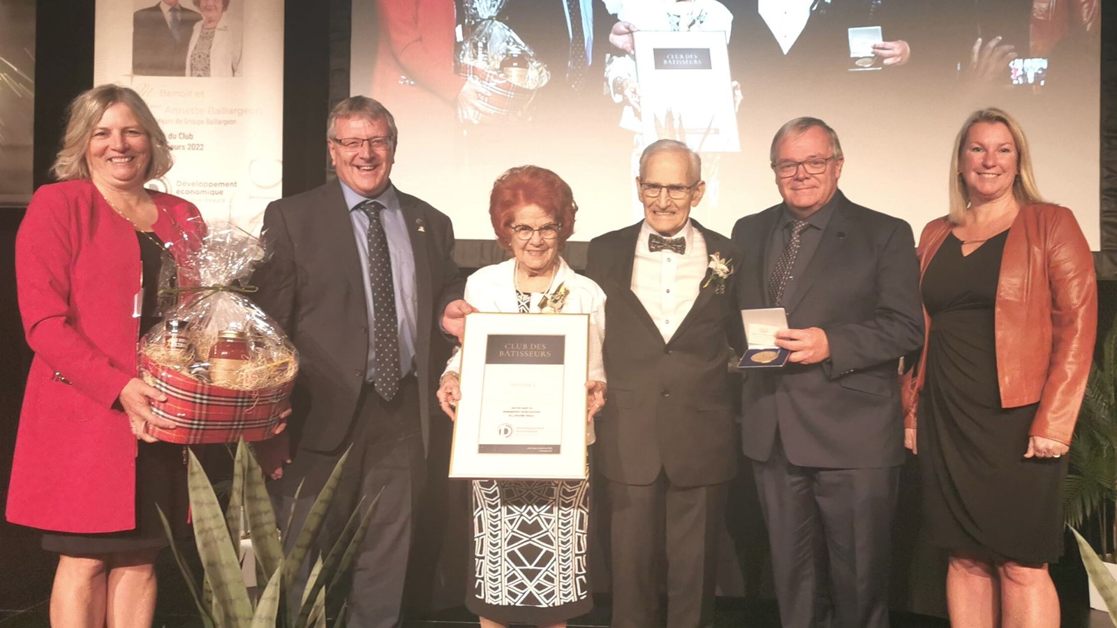 Annette et Benoit Baillargeon au centre, en compagnie de Josée Turgeon, présidente de DENB, Gaétan Vachon, préfet de la MRC Nouvelle-Beauce, Luc Provençal, député de Beauce-Nord et Marlène Brisson, directrice générale de DENB.